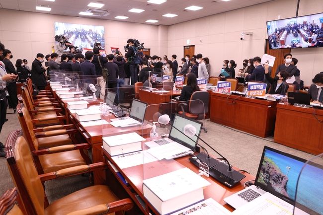 20일 오후 국회 법제사법위원회의 대검찰청 국정감사에서 김도읍 위원장이 국정감사를 강행하자 더불어민주당 의원들이 항의하고 있다.(사진=뉴시스 제공)