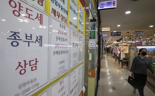 종합부동산세(종부세) 체납액이 지난해 5천억원을 웃돌면서 사상 최대 기록한 13일 오후 서울 송파구 부동산 상가에 종합부동산세(종부세) 상담 안내문이 붙어있다. 13일 국민의힘 김상훈 의원(대구 서구)이 기획재정부와 국세청으로부터 제출받은 종부세 납부 현황에 따르면 지난해 종부세 체납액은 총 5천628억원으로, 2020년(2천800억원)의 두 배를 넘는 것으로 집계됐다.(사진=뉴시스 제공)