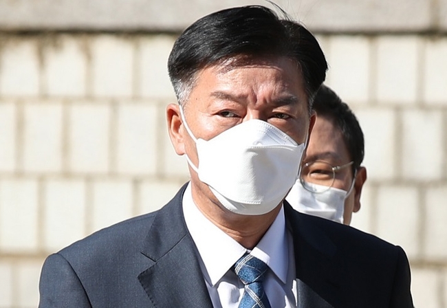 서해 공무원 피격 사건 은폐 의혹을 받는 김홍희 전 해양경찰청장이 21일 오후 서울 서초구 서울중앙지방법원에서 열린 구속 전 피의자 심문(영장실질심사)에 출석하고 있다. (사진=뉴시스 제공)
