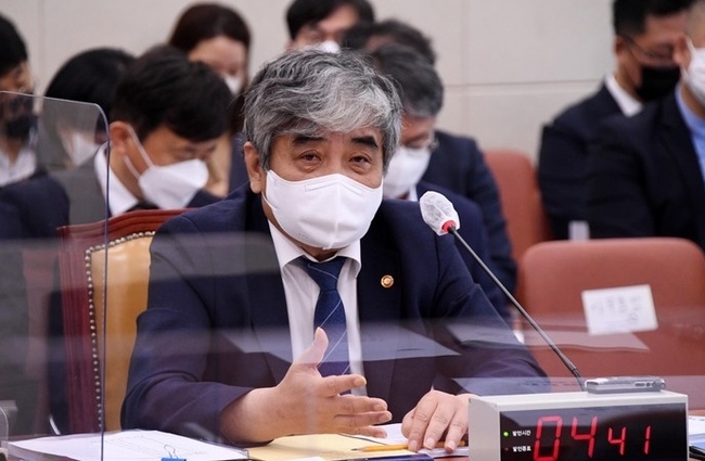 한상혁 방송통신위원회 위원장이 6일 서울 여의도 국회에서 열린 과학기술정보방송통신위원회의 국정감사에서 의원들의 질의에 답변하고 있다.(사진=뉴시스 제공)
