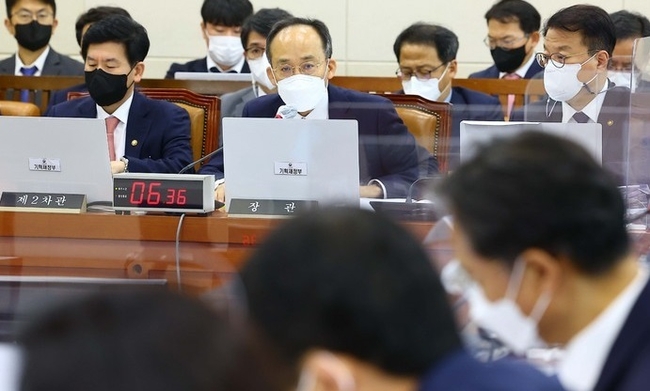 추경호 부총리 겸 기획재정부 장관이 21일 서울 여의도 국회 기획재정위원회에서 열린 종합감사에서 의원 질의에 답변하고 있다.(사진=뉴시스 제공)