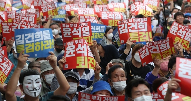 촛불전환행동 등 단체 회원들이 1일 오후 서울 세종대로 광화문 네거리 인근에서 대통령 퇴진 촉구 집회를 하고 있다. (사진=뉴시스 제공)