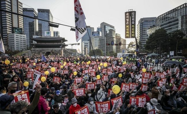 지난 22일 서울 중구 태평로에서 열린 촛불행동 김건희 특검 윤석열 퇴진 11차 전국집중 촛불대행진에서 참가자들이 피켓을 들고 구호를 외치고 있다. (사진=뉴시스)