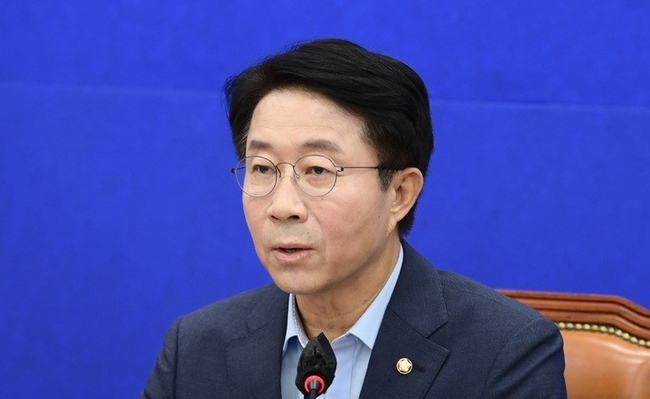 조정식 더불어민주당 사무총장이 12일 오전 서울 여의도 국회에서 열린 추석민심 기자회견에서 발언하고 있다. (공동취재사진)