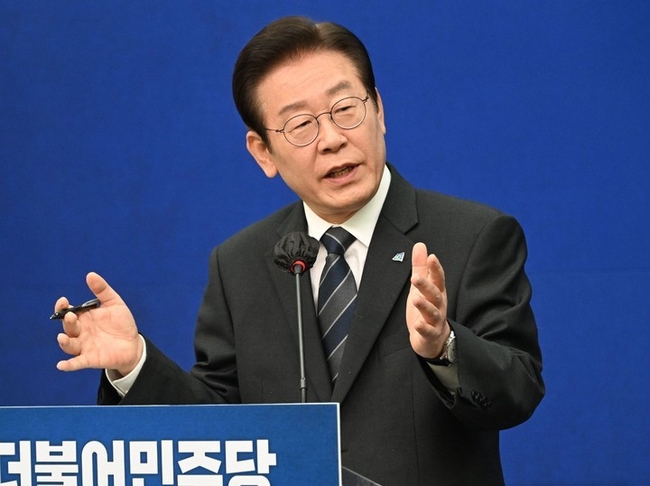 이재명 더불어민주당 대표가 21일 오전 서울 여의도 국회 당대표 회의실에서 특별 기자회견을 하고 있다. (공동취재사진)