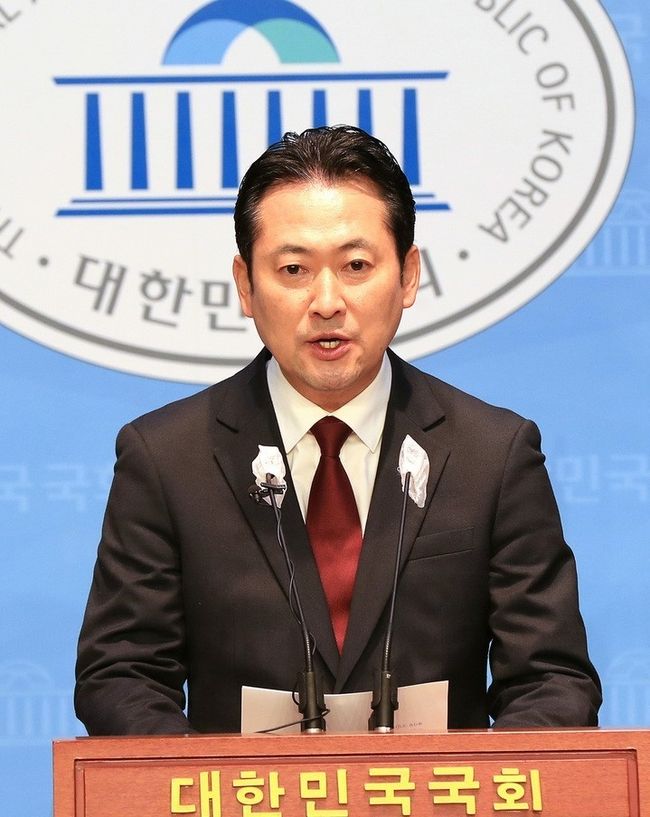 장동혁 국민의힘 원내대변인이 23일 서울 영등포구 여의도 국회 소통관에서 이재명 대표 특검 제안 관련 브리핑을 하고 있다. (공동취재사진)
