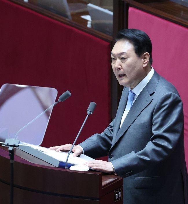  윤석열 대통령이 16일 오전 서울 여의도 국회 본회의장에서 소상공인 손실보상 추가경정예산안 시정연설을 하고 있다. (대통령실사진기자단)