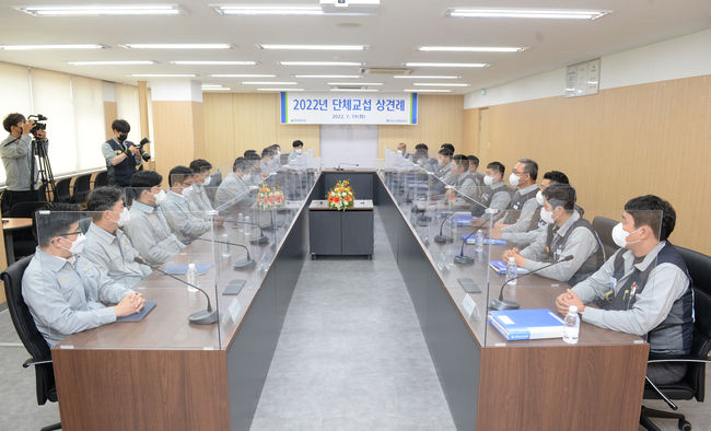 현대중공업 울산 본사 조선 본관1층에서 2022년 임단협 상견례가 열리고 있다.(사진=뉴시스 제공)