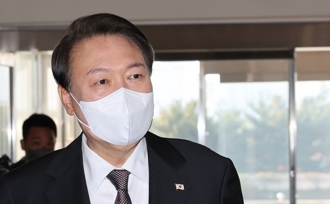 윤석열 대통령이 24일 서울 용산 대통령실 청사로 출근하며 취재진 질문에 답하고 있다. (사진=뉴시스 제공)