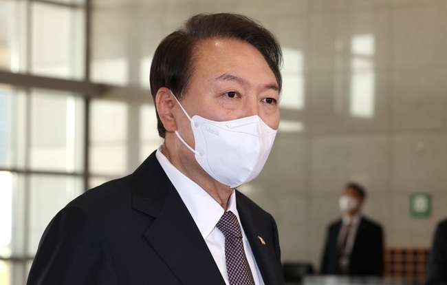 윤석열 대통령이 24일 서울 용산 대통령실 청사로 출근하며 취재진 질문에 답하고 있다.(사진=뉴시스 제공)