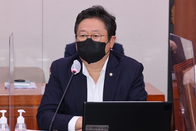 더불어민주당 황희 의원이 1일 국회에서 열린 외교통일위원회 전체회의에서 인사말을 하고 있다.(사진=뉴시스 제공)