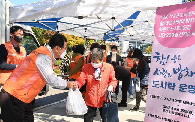 이현재 하남시장이 11일 취임 100일을 기념해 시청 정문 앞에서 복지 사각지대에 놓인 이웃을 돕는 ‘사랑의 밥차’ 배식 봉사를 진행하고 있다.