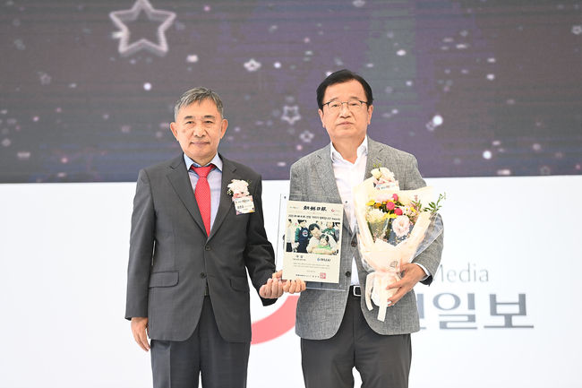 이현재 하남시장이 지난 9월 22일 조선일보가 주최한 ‘아이가 행복입니다 시즌5’ 시상식에서 하남시를 대표해 아동보육정책 부문 대상을 수상하는 모습