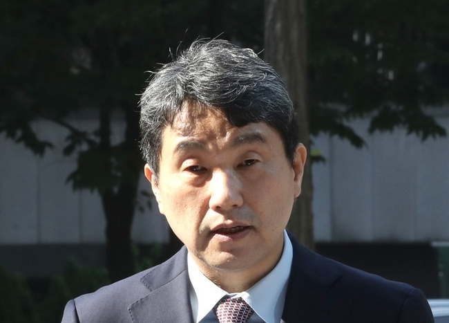 이주호 사회부총리 겸 교육부 장관 후보자가 지난달 30일 오전 서울 여의도 한국교육시설안전원에 마련된 인사청문회 준비 사무실로 출근해 기자들의 질문에 답하고 있다. (사진=뉴시스 제공)