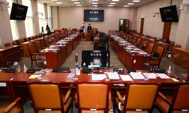 24일 서울 여의도 국회 법제사법위원회에서 열린 종합 국정감사가 연기돼 의원 및 피감기관 관계자들의 자리가 비어있다. (사진=뉴시스 제공)