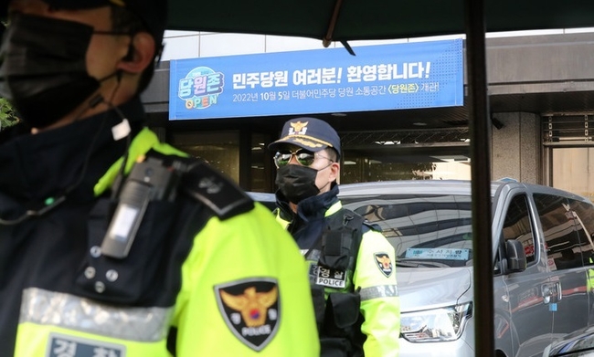 김용 민주연구원 부원장의 불법 정치자금 수수 혐의를 수사 중인 검찰이 24일 서울 여의도 더불어민주당사 내 민주연구원에 대한 압수수색을 재시도한 가운데 당사 입구에 검찰 차량이 주차돼있다. (사진=뉴시스 제공)