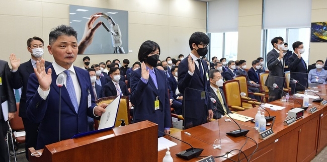 신위원회의 과학기술정보통신부 및 소관 감사대상기관에 대한 종합감사에서 증인 선서를 하고 있다. 앞줄 왼쪽부터 김범수 센터장, 최수연 네이버 대표이사, 이해진 네이버 GIO, 홍은택 카카오 대표이사, 박성하 SK C&C 대표이사.(사진=뉴시스 제공)