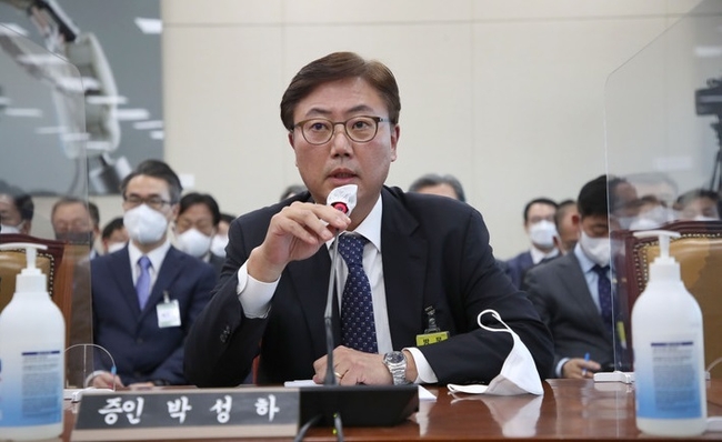  박성하 SK C&C 대표이사가 24일 서울 여의도 국회 과학기술정보방송통신위원회에서 열린 종합 국정감사에 출석해 데이터센터 화재 사고에 대한 사과를 하고 있다.(사진=뉴시스 제공)