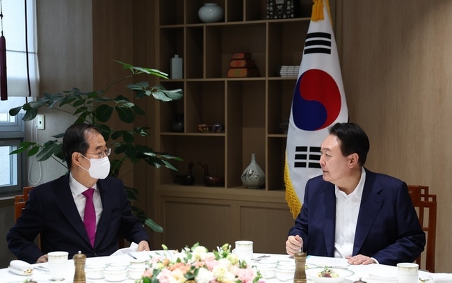 윤석열 대통령이 지난달 26일 서울 용산 대통령실 청사에서 열린 국무총리 주례회동 오찬에서 한덕수 총리와 대화하고 있다. (사진=대통령실 제공) 