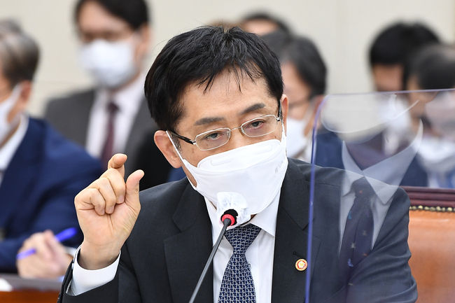 김주현 금융위원장이 24일 국회 정무위원회 국정감사에서 의원 질의에 답하고 있다.(사진=뉴시스 제공)