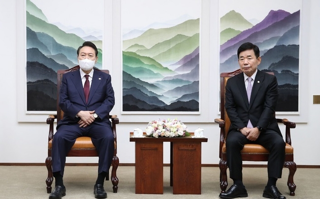 윤석열 대통령이 25일 서울 여의도 국회에서 2023년도 예산안 및 기금운용계획안 시정연설에 앞서 김진표 국회의장과 환담하고 있다.(사진=뉴시스 제공)