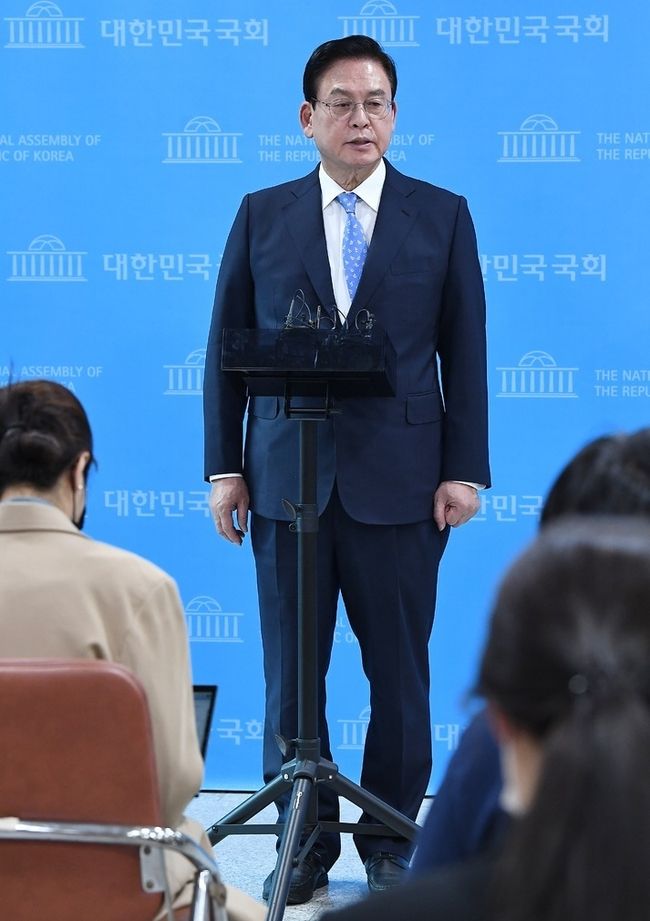  정우택 국민의힘 의원이 23일 서울 여의도 국회 소통관에서 국회부의장 출마 기자회견을 마치고 기자들의 질문에 답하고 있다. 