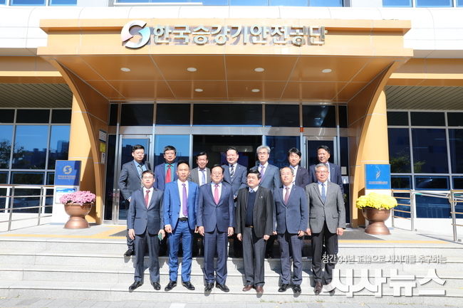 베트남 승강기 대표단이 25일 한국승강기안전공단을 방문하여 이용표 이사장 등 공단 관계자들과‘한국-베트남 승강기 산업발전 협력 간담회’를 갖고 기념촬영을 하고 있다.