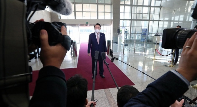 윤석열 대통령이 26일 서울 용산 대통령실로 출근하며 취재진 질문에 답하고 있다. (사진=뉴시스 제공)