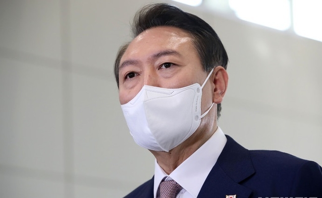 윤석열 대통령이 26일 서울 용산 대통령실로 출근하며 취재진 질문에 답하고 있다. (사진=뉴시스 제공)