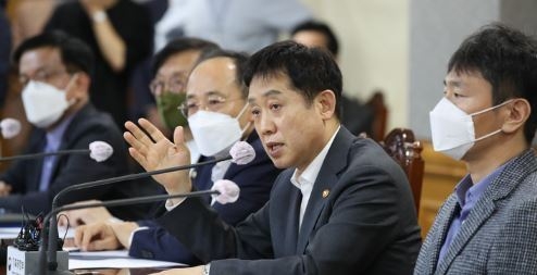 김주현 금융위원장이 23일 오후 서울 중구 은행회관에서 열린 비상 거시경제 금융회의 브리핑에서 취재진의 질문에 답하고 있다. 왼쪽부터 최상목 대통령실 경제수석비서관, 이창용 한국은행 총재, 추경호 경제부총리 겸 기획재정부 장관, 김 위원장, 이복현 금융감독원장. (사진=뉴시스 제공)