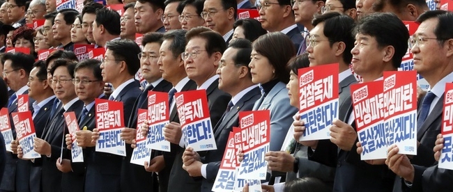 더불어민주당 이재명 대표를 비롯한 의원들이 26일 서울 여의도 국회 본청 계단에서 민생파탄·검찰독재 규탄대회를 하고 있다. (사진=뉴시스 제공)