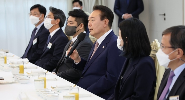 윤석열 대통령이 26일 서울 용산 대통령실 청사에서 열린 탄소중립녹색성장위원회 오찬 간담회에서 발언하고 있다.(사진=뉴시스 제공)