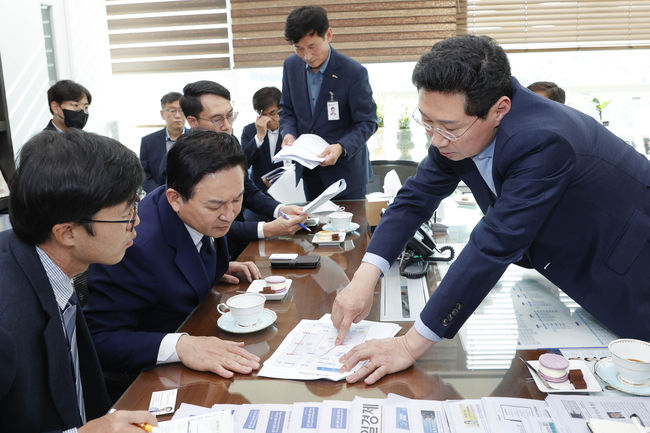 이상일 용인특례시장이 원희룡 국토교통부장관에게 용인특례시의 현안을 설명하고 있다