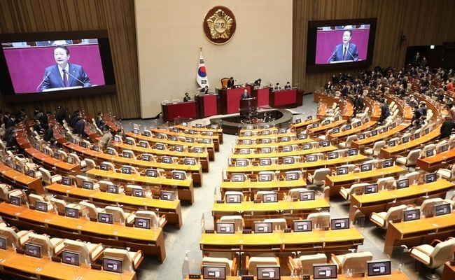 윤석열 대통령이 지난 25일 서울 여의도 국회 본회의장에서 2023년도 예산안 시정연설을 하고 있다. 이날 더불어민주당 의원들이 불참해 자리가 비어 있다. (사진=뉴시스 제공)