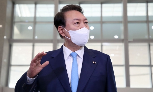 윤석열 대통령이 27일 서울 용산 대통령실 청사로 출근하며 취재진 질문에 답하고 있다. (사진=뉴시스 제공)