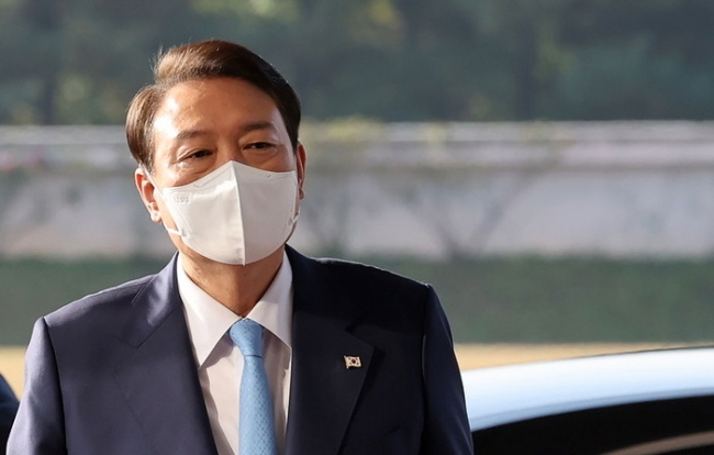 윤석열 대통령이 27일 서울 용산 대통령실 청사로 출근하고 있다.(사진=뉴시스 제공)