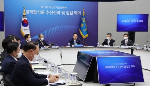 윤석열 대통령이 27일 오후 서울 용산 대통령실 청사에서 열린 제11차 비상경제민생회의에서 발언하고 있다. (사진=뉴시스 제공)
