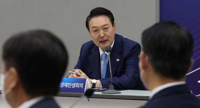  윤석열 대통령이 27일 오후 서울 용산 대통령실 청사에서 열린 제11차 비상경제민생회의에서 발언하고 있다.(사진=뉴시스 제공)