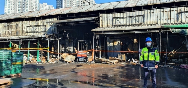 지난 26일 경찰과 소방당국이 대구시 북구 매천동 농수산물 도매시장인 매천시장 화재의 정확한 화재원인 및 피해규모 등을 파악하기 위한 현장감식에 나섰다. (사진=뉴시스 제공)