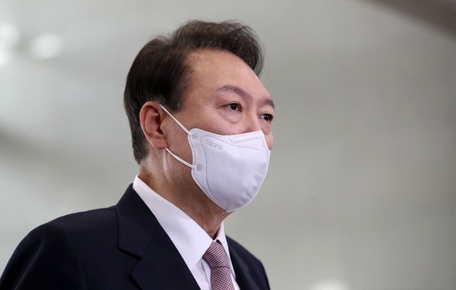  윤석열 대통령이 28일 서울 용산 대통령실 청사로 출근하며 취재진 질문에 답하고 있다.(사진=뉴시스 제공)