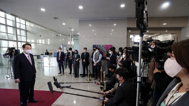 윤석열 대통령이 28일 서울 용산 대통령실 청사로 출근하며 취재진 질문에 답하고 있다.(사진=뉴시스 제공)