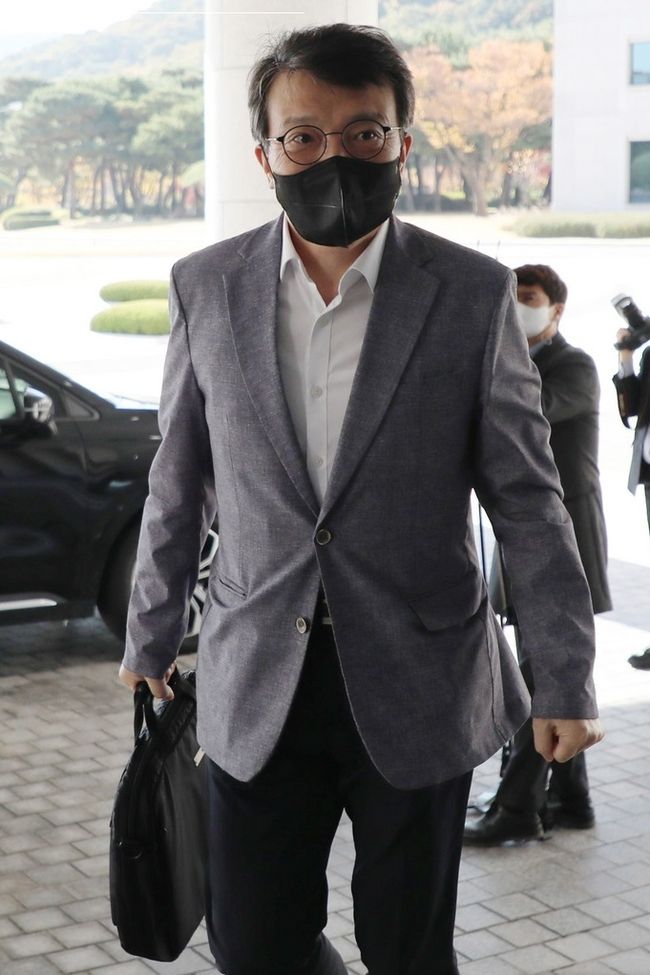 김의겸 더불어민주당 의원이 지난 26일 서울 서초구 내곡동 국가정보원 청사에서 열린 국회 정보위원회의 국가정보원에 대한 국정감사에 참석하기 위해 들어서고 있다.(사진=뉴시스 제공)