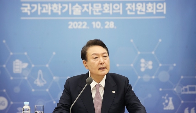 윤석열 대통령이 28일 서울 용산 대통령실 청사에서 열린 국가과학기술 자문회의 전원회의를 주재하고 있다. (사진=뉴시스 제공)
