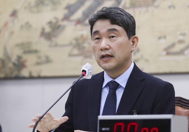 이주호 사회부총리 겸 교육부장관 후보자가 28일 오전 서울 여의도 국회 교육위원회 회의실에서 열린 인사청문회에서 의원 질의에 답하고 있다.(사진=뉴시스 제공)