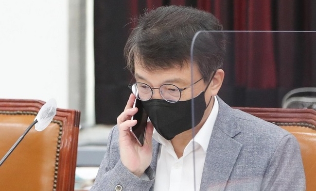 김의겸 더불어민주당 의원이 28일 서울 여의도 국회에서 열린 정보위원회의 경찰청에 대한 국정감사에서 통화하고 있다. (사진=뉴시스 제공