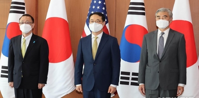 후나코시 다케히로(왼쪽부터) 일본 외무성 아시아·대양주국장, 김건 외교부 한반도평화교섭본부장, 성 김 미국 국무부 대북특별대표가 3일 서울 종로구 외교부 청사에서 열린 한미일 북핵수석대표 협의에 앞서 기념 촬영을 하고 있다.(사진=뉴시스 제공)