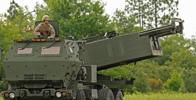 미 해병대 병장이 고속기동포병로켓시스템(HIMARS·하이마스)의 사용법을 익히고 있다. (사진=뉴시스 제공)