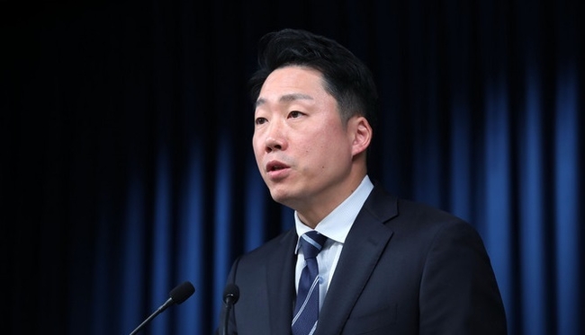 이재명 부대변인이 28일 오후 서울 용산 대통령실 청사 브리핑룸에서 국가과학기술 자문회의 제1회 전원회의와 전국 시장·군수·구청장 초청 오찬 간담회 관련 브리핑을 하고 있다. (사진=뉴시스 제공)