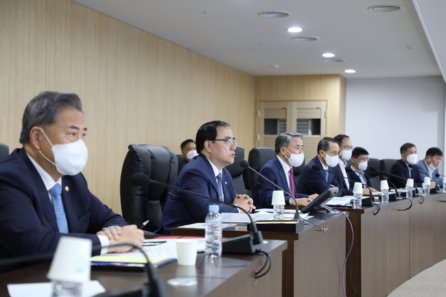 김성한 국가안보실장이 6일 용산 대통령실 국가위기관리센터에서 북한의 단거리 탄도미사일 발사 관련 국가안전보장회의(NSC) 상임위원회를 주재하고 있다. (사진=대통령실 제공)