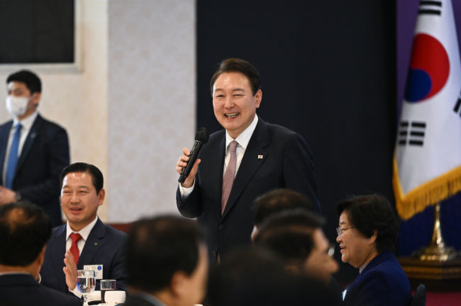 윤석열 대통령이 28일 오후 서울 용산구 전쟁기념관에서 열린 전국 시장·군수·구청장 초청 오찬 간담회에서 발언하고 있다. (사진=대통령실 제공)